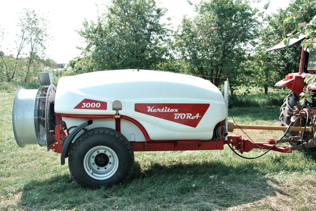 KERTITOX Bora 1500  literes vontatott gyümölcsös Axiálventillátoros permetezőgép az EAgro Kft-től.